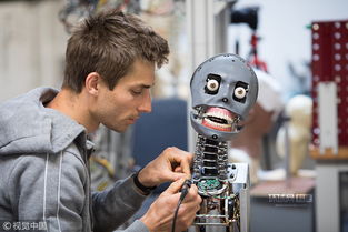實(shí)拍英國機(jī)器人工廠 人形樣貌機(jī)器人栩栩如生